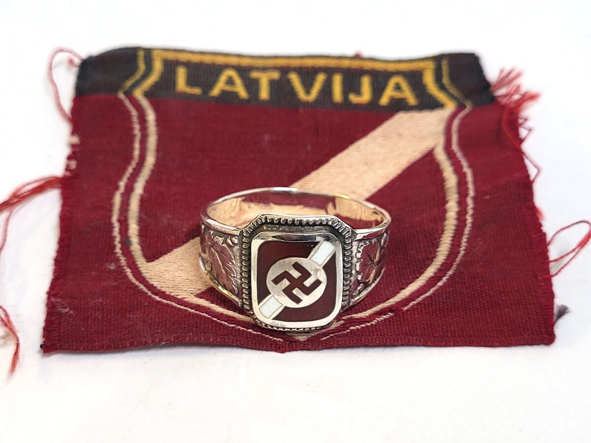 Sudraba gredzens ar ugunskrustu Latvijas karogā, emalja