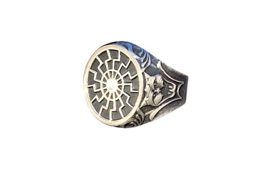 Melnā saule gredzens