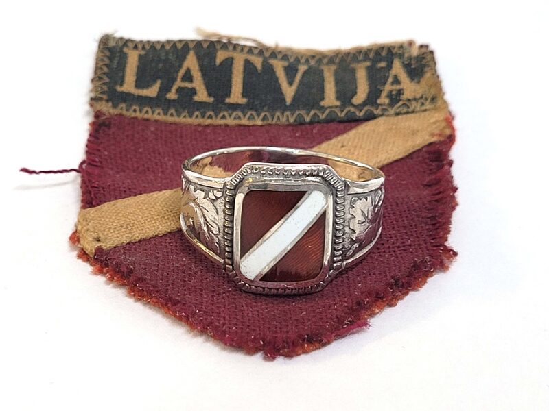 Sudraba gredzens ar Latvijas karogu, emaljā