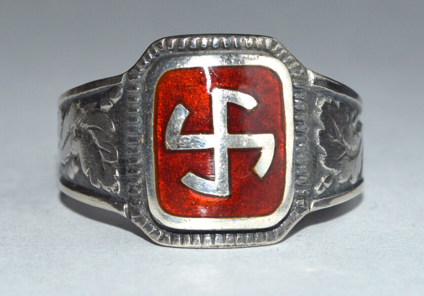 Sudraba gredzens ar Pērkoņkrustu emaljā.
