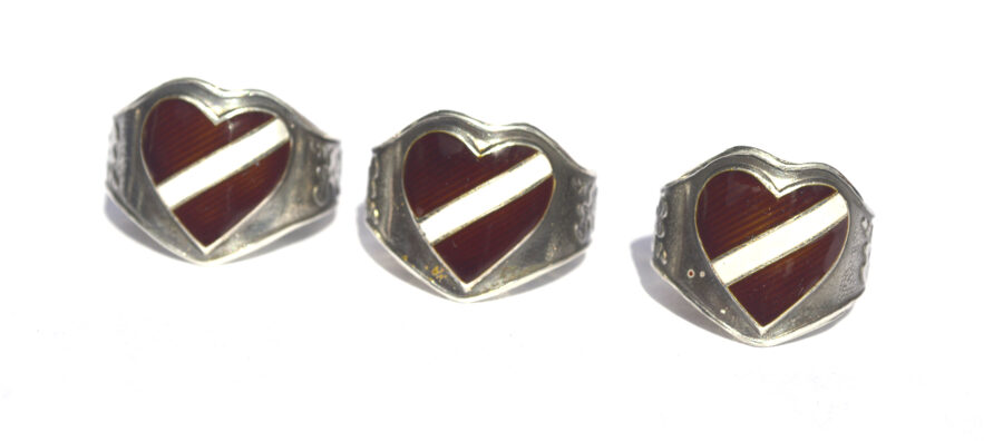 Sudraba gredzens ar Latvijas karogu, emaljā, siev.