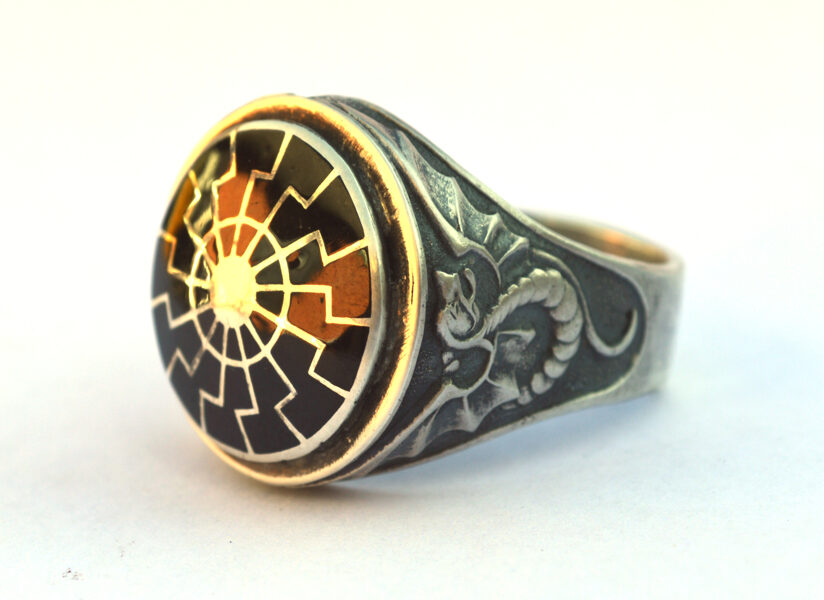 Pūķis ar melno sauli emaljā - gredzens