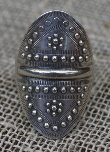 Vairoggredzens ar saulītēm sudrabā